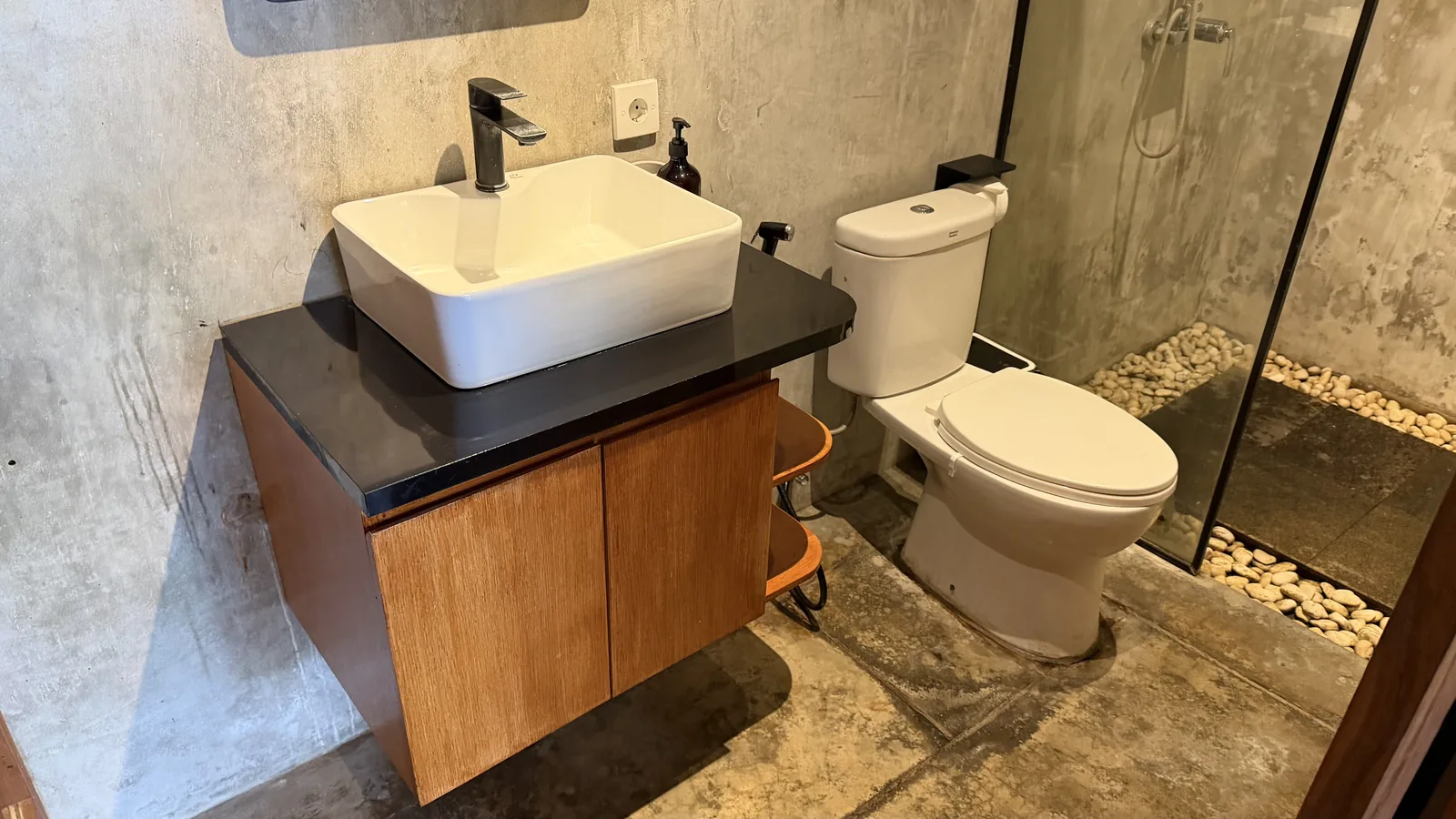 Kubu D'Carik Room 2 ensuite bathroom detail