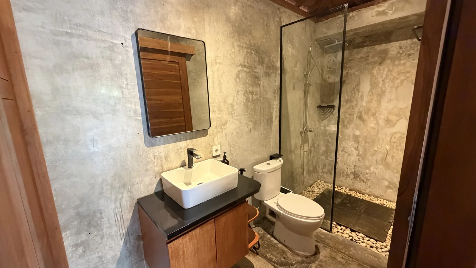 Kubu D'Carik Room 2 ensuite bathroom overview